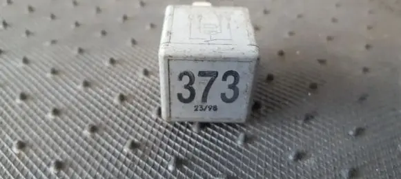 Volkswagen PASSAT B5 Other relay 8D0951253A V23134-B52-X301