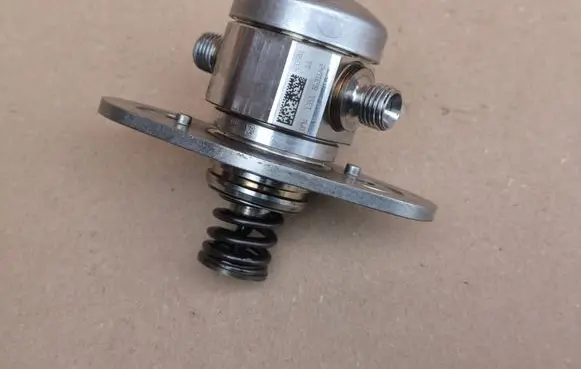 BMW 1 F40 Fuel injection high pressure pump 0261520521