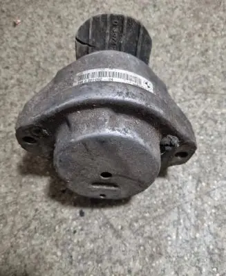 Engine mount bracket