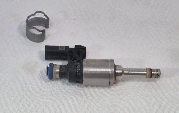 Volkswagen Golf VII Fuel injector 04E906036E 026500132