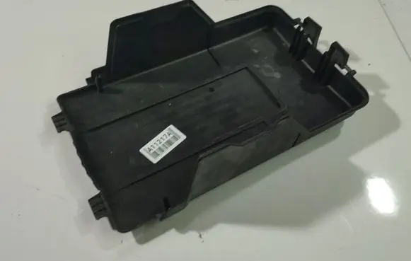 Volkswagen PASSAT B6 Battery box tray cover/lid 