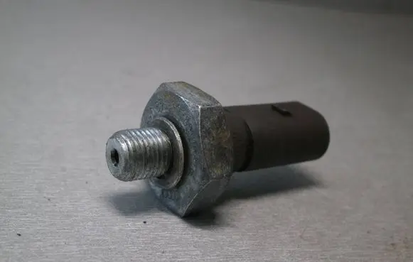 Volkswagen PASSAT B6 Oil pressure sensor 038919081h