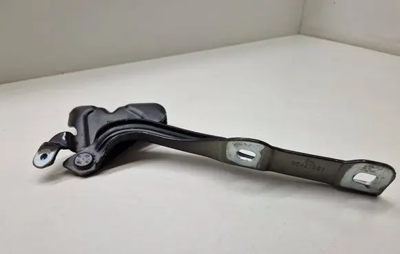 Engine bonnet/hood hinges