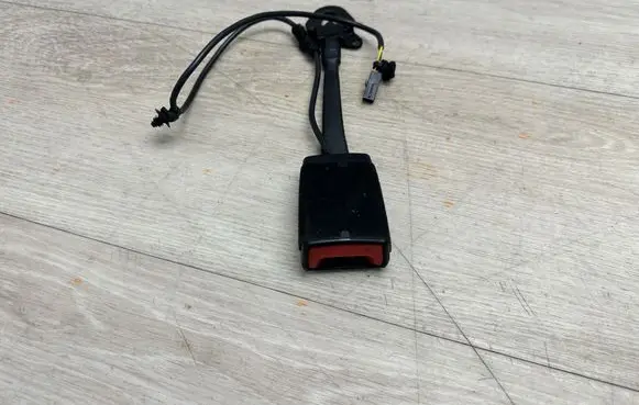 Porsche Cayenne (92A) Front seatbelt buckle 7P0857755 03062015 M906