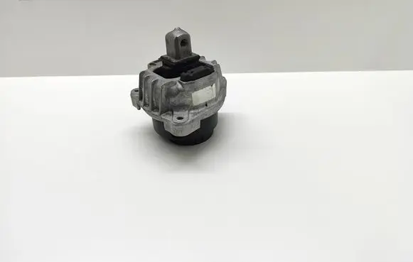 BMW 5 F10 F11 Engine mount bracket 6777371 22116777371 677737104