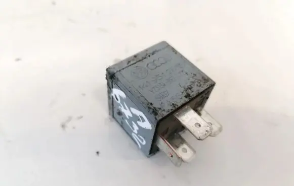 Volkswagen PASSAT B6 Other relay 141951253b v23134-b52-x227