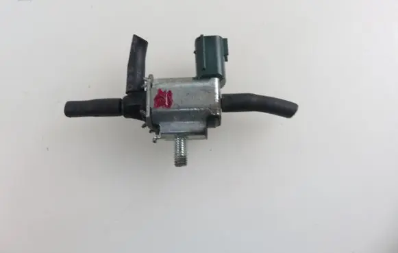 Infiniti M Valve vacuum K5T46571