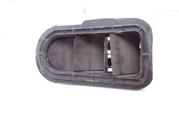 Quarter panel pressure vent