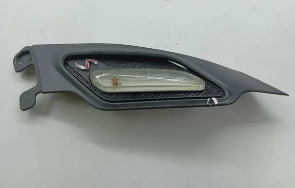 Front fender indicator light