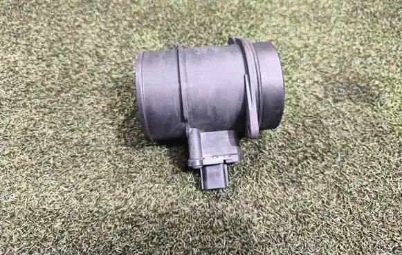 Renault Master III Mass air flow meter 165765213R