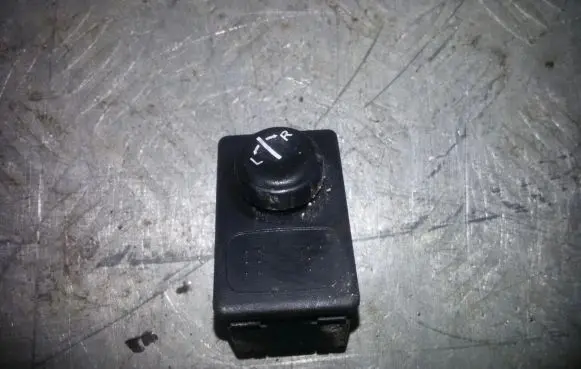 Nissan Almera Tino Wing mirror switch