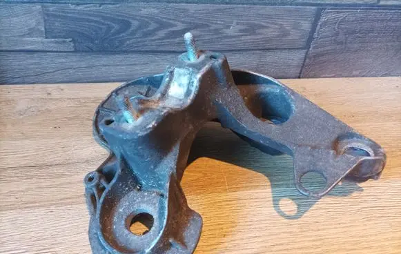 Audi A6 S6 C6 4F Engine mounting bracket 4F0199351E