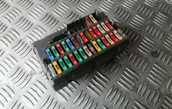 Peugeot 406 Fuse module 9450582180