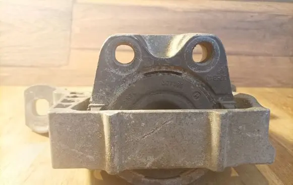 Ford Focus Engine mount bracket