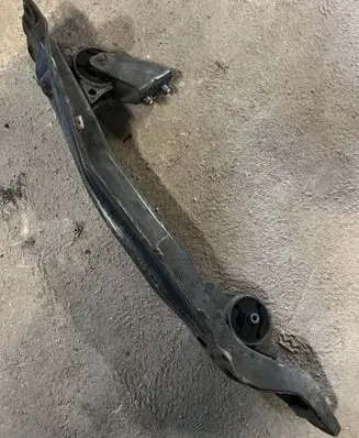 Nissan Primera Gearbox mounting bracket