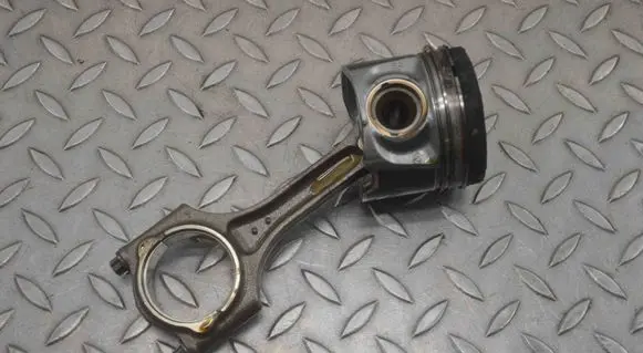 Volvo V40 Piston 