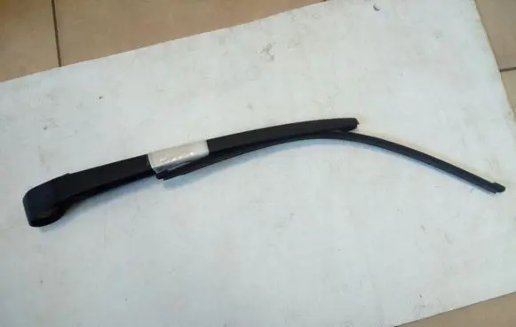 Rear wiper blade arm