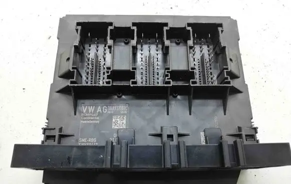 Volkswagen PASSAT B7 Central body control module 3AA937087C