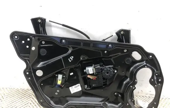 Volkswagen PASSAT B7 Front door window regulator with motor