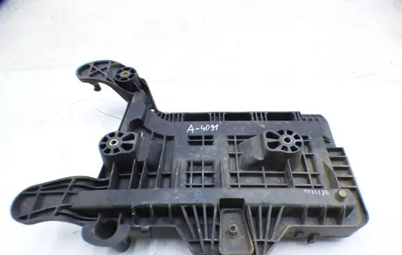 Volkswagen Golf VI Battery tray 1KM915333