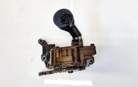 Volkswagen Golf V Oil pump 03C115105H