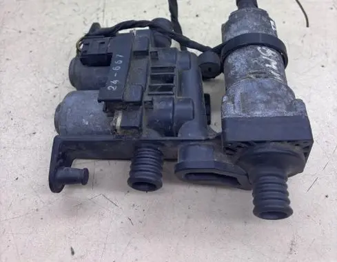 BMW 5 E39 Coolant heater control valve 8372004 1147412119