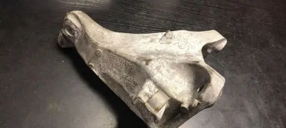 BMW 1 E81 E87 Engine mounting bracket 6781916
