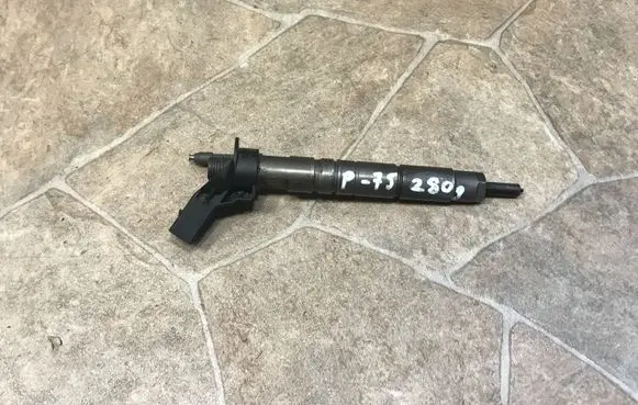 Mercedes-Benz E A207 Fuel injector A642070