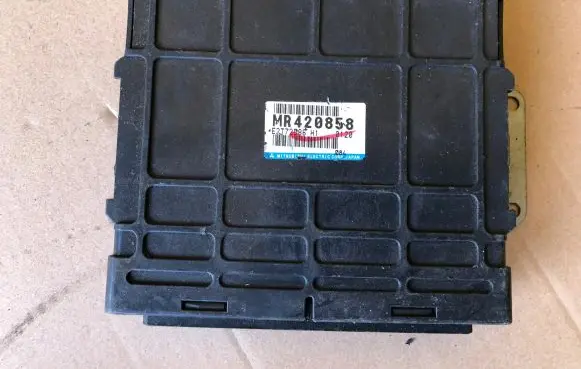 Mitsubishi Carisma Engine control unit/module MR420858