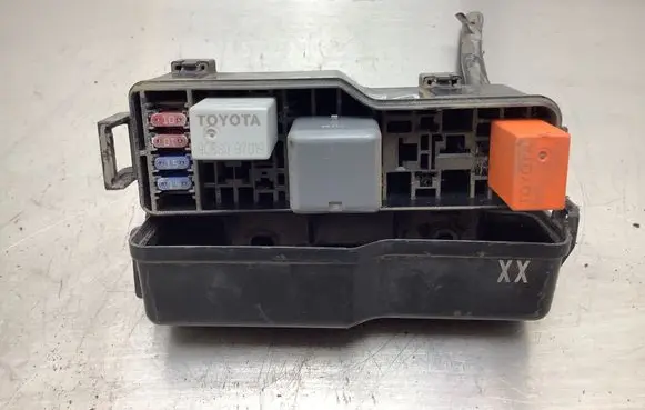 Toyota Corolla Verso AR10 Fuse box set 8386P1