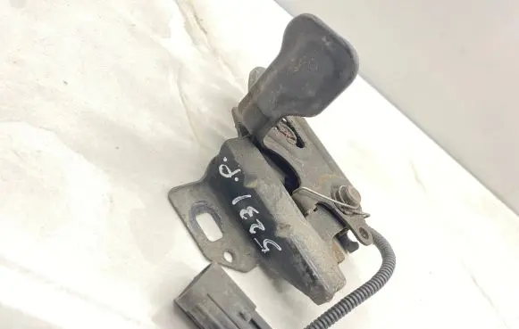 Cadillac SRX Engine bonnet (hood) release handle N0CODE
