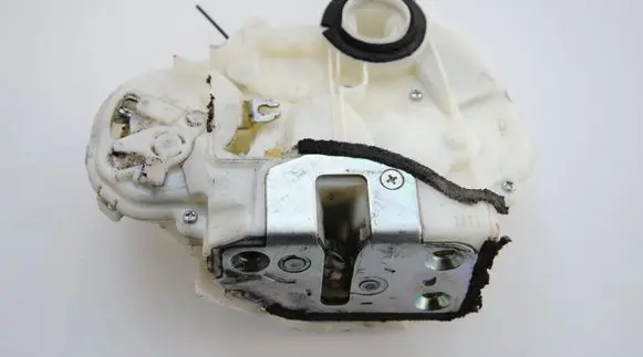 Honda CR-V Rear door lock 