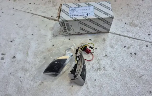 Steering wheel buttons/switches