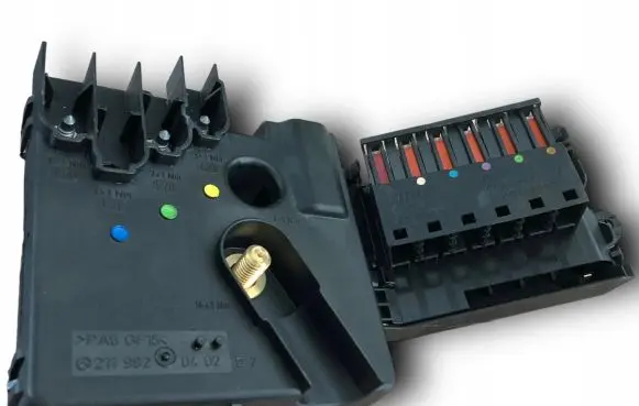 Mercedes-Benz CLS C219 Fuse box set 2119820402
