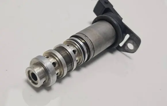 BMW 1 E82 E88 Camshaft vanos timing valve 7561265