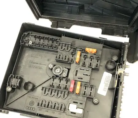 Volkswagen Golf V Fuse module 01718130