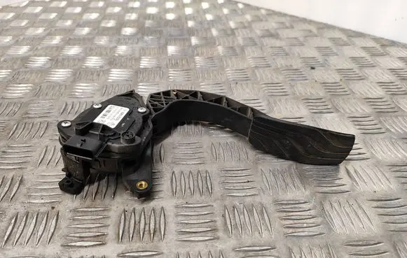 Accelerator throttle pedal