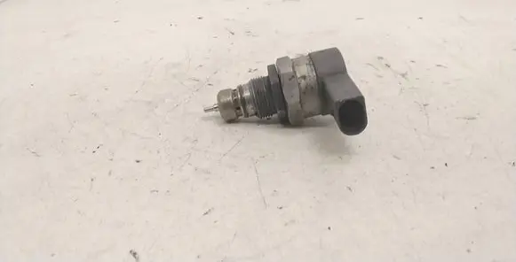 BMW 3 E90 E91 Fuel pressure regulator 0281002481 20912885 170805