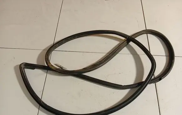 Chrysler Voyager Rubber seal front coupe door 