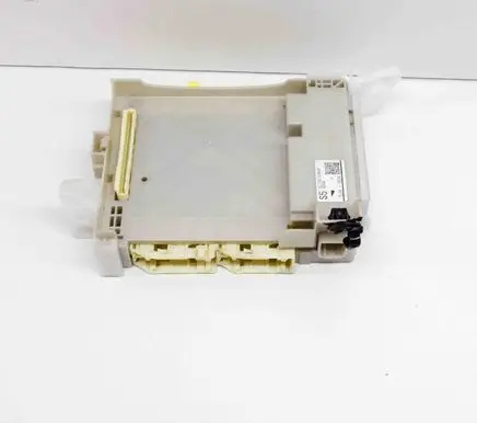 Toyota Yaris Central body control module 7L040834 8273052K40