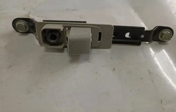 Suzuki Grand Vitara II Seat belt height adjuster BHC560057T
