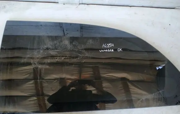 Chrysler Town & Country IV Rear side window