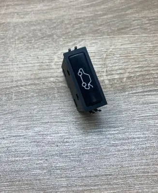 BMW X5 E53 Tailgate/boot open switch button 8365579 03052500