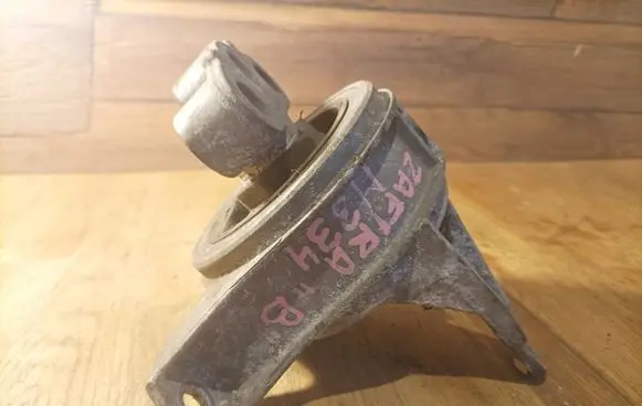 Opel Zafira B Engine mount bracket