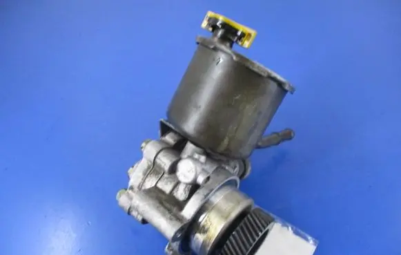 Mazda 323 Power steering pump