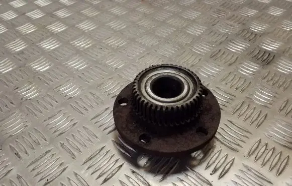 Volkswagen Golf IV Rear wheel hub