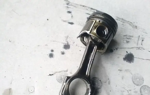 Mitsubishi Space Star Piston with connecting rod