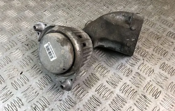 Mercedes-Benz E W212 Engine mount bracket A2042406017