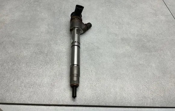 Hyundai Tucson TL Fuel injector 338002F600 0445110582