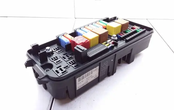 Opel Vectra C Relay mounting block 13144709 519066021